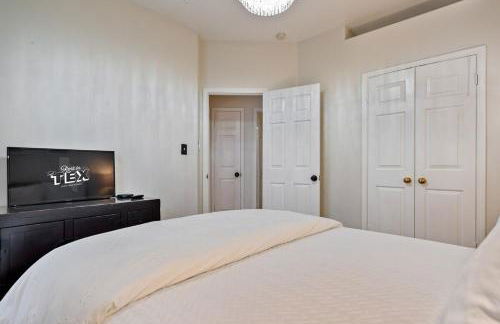 Modern 4BR Home w WiFi by Dell Diamond - Photo 19