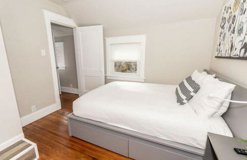 Cozy Riverfront Bungalow with Stunning Views - Foto 25