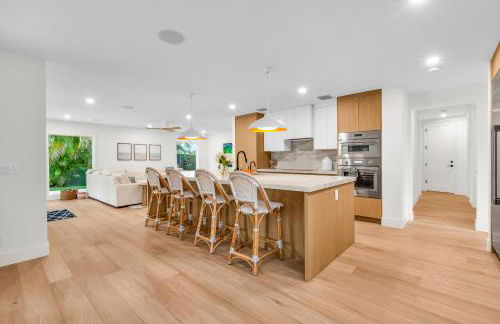 Spacious, Elegant 5 Bed, Best Pool, All New, Close to Beach and Atlantic Ave - Photo 3