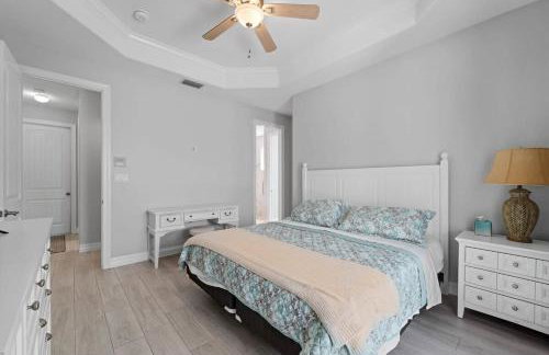 Sun-Soaked & Tranquil Getaway Relaxing Pool Area - Foto 14