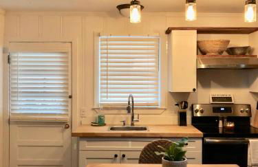 Surf Shack - Steps to the beach, lush fenced backyard by Beach Haven Vacation Rentals - Foto 5