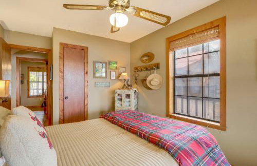 Deck and Fire Pit Waterfront Cabin in Greers Ferry! - Foto 9