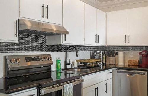 Mountain View 2BR 1 Bath Retreat with Private Lanai - Photo 20