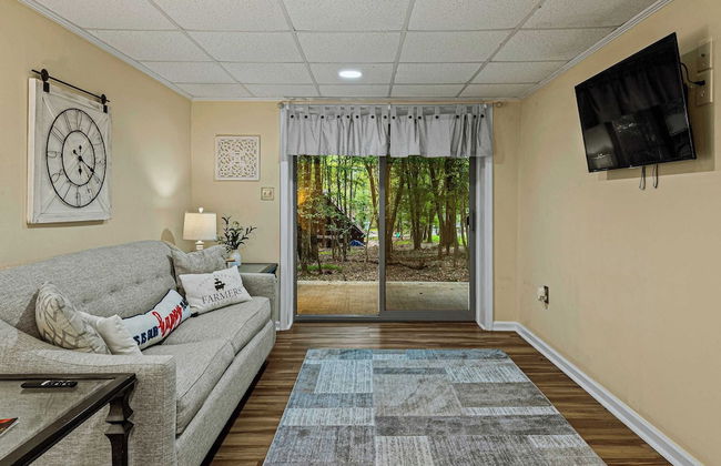 Frolic on Fern by Avantstay Enclosed Deck w/ Forest Views, Bar - Photo 26