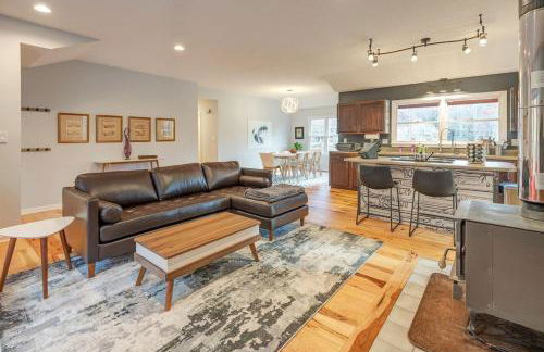 Majestic - Modern Cabin, Hot Tub, & Game Room! - Foto 8