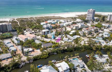 100 Steps to beach access - 5 minute walk to the Village - Private Porch - Foto 24