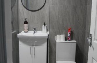 Comfy 2-bedroom Flat with Private Parking - Foto 39