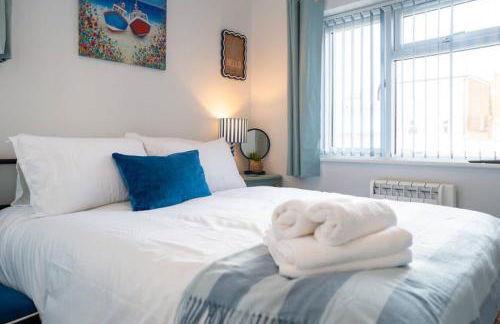 The Little Blue House by Sheppey Stays -Cosy 2BR Blue House - Near Docks with Parking - Foto 37