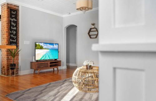 Tiny Home w MIL suite - 3 MI to DT - Foto 24