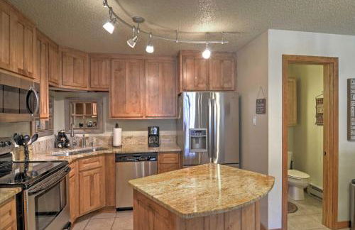 Red River Home with 2 Balconies - 1 Block to Main St - Foto 8