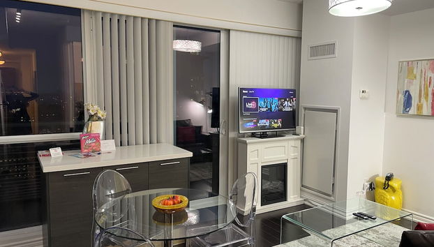 Downtown Toronto Suite Near Toronto General Hospital, U of T, TMU - Pet Friendly - Foto 3, Sala de estar