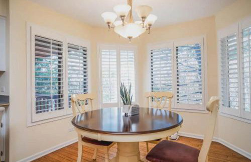 Monthly or Seasonal Large Petite Lake 44 Lakehouse Retreat with Private Pier and Hot Tub secluded Deep in the Woods - Foto 10