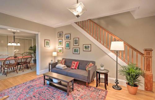 Charming Abode with Patio - Walk to Town and River! - Foto 3