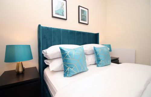 LUXURY 4 Bedroom 4 Ensuite Home in Penarth (Pool Table Games Room & BBQ Garden) with Sea Views - Photo 24