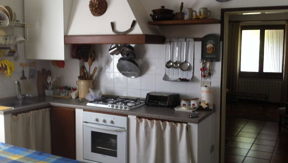 Scenic Holiday Home in Pastrengo near Lazise Lake & City Center - Foto 1, Eigene Küche