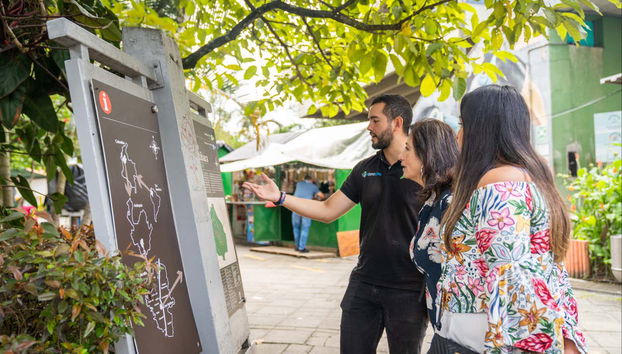 Escutando as explicações do guia