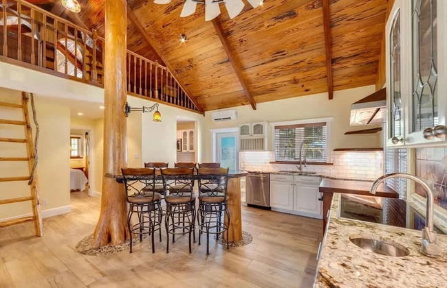 NEW Jungle Paradise Treehouse Suite With Resort Amenities Elevator Access Outdoor Kitchen Lagoon Lazy River Pool RV Hook up - Foto 45