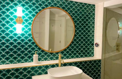 Hidden Retreat with Steam room, KING bed near tube - Foto 26