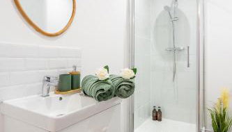 L'écrin des Bois - Proche aéroport Beauvais, Chantilly, forêt de Hez-Froidmont, parking public gratuit, Wifi & Netflix - Foto 4, towels, Shower