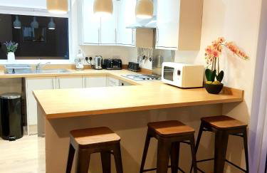 Goswick House - Entire 4Bed House Serviced Accommodation Newcastle FREE WIFI & FREE 2 OFF STREET PARKING SPACES UK - Foto 6
