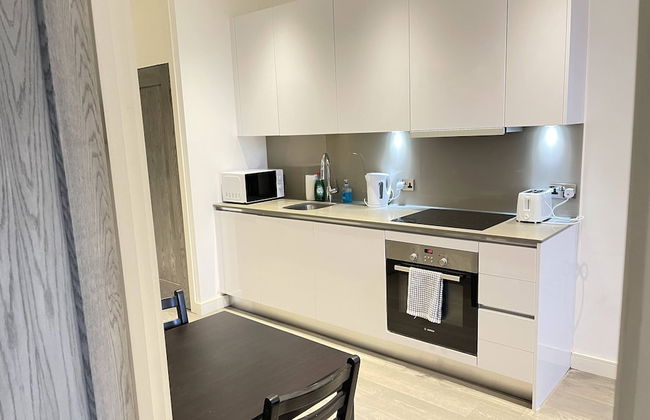 Stunning 1-bed Deluxe Apartment in Slough - Photo 7