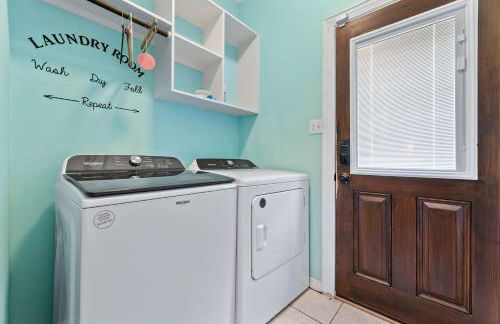 Luxurious Home with Huge Pool - Photo 20