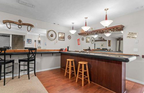 Lakefront Retreat with Deck Movie Room and Yard - Foto 10