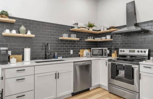 Carriage House Loft - King Bed and Garage Parking - Foto 5