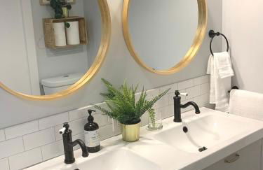 New cozy studio 2 queen beds kitchen walk to water! - Foto 16