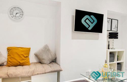 Delightful 3BR Home - Hot Tub - Near Castle, QMC - City Centre & Trent Bridge - Free WiFi & Parking - Sleeps 6 - Foto 15