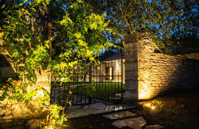 The Poolside Stone House in Bale - Foto 25