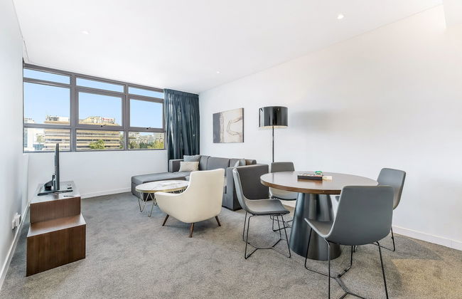 1 Bedroom Modern Apartment in Chatswood - Photo 7