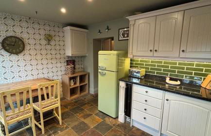 Two bedroomed Cosy cottage close to Wakefield and motorway networks Ideal for long stays and contractors - Foto 10