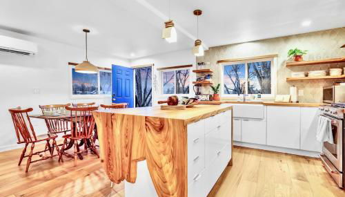 Peaceful Ranch Overlooking Mustangs with Full Kitchen & Fireplace - Foto 3