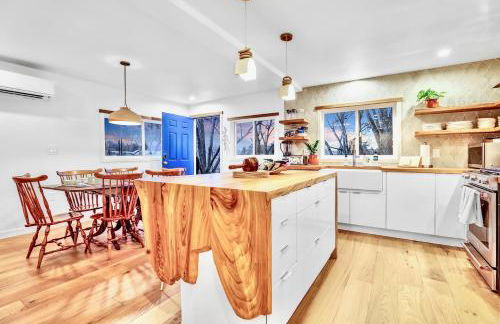 Peaceful Ranch Overlooking Mustangs with Full Kitchen & Fireplace - Foto 3