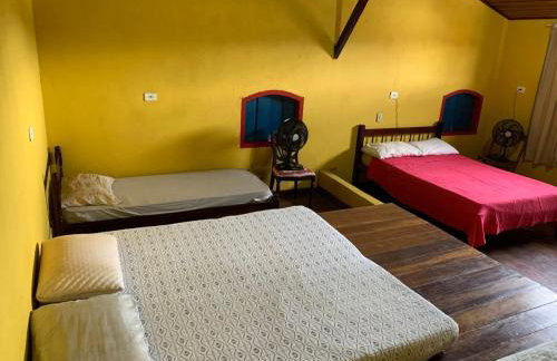 Casa Colorida - Acomodação para 14 pessoas - 10 minutos a pé do centro - Churrasqueira - Foto 13