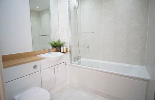 Spacious 2BR 2BA Apartment with Balcony & Free Parking - Near ExCeL & City Airport - Foto 7