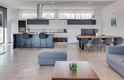 Luxury Spa Villa w Heated Pool, Jacuzzi & Sauna - Photo 18