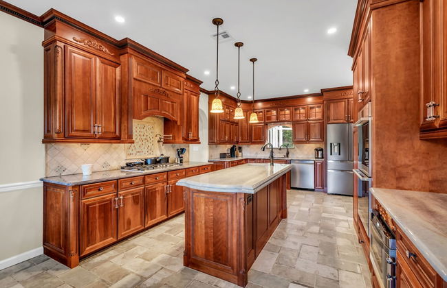 Family Retreat With Autumn Views and Fireplace - Photo 20