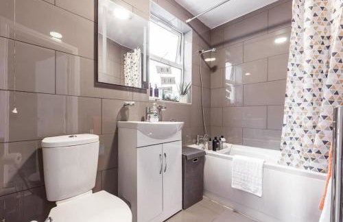4 bedroom house, 2 Min Walk From Station - Photo 17