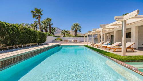 Spacious home with pool, fireplace, outdoor deck - Foto 1