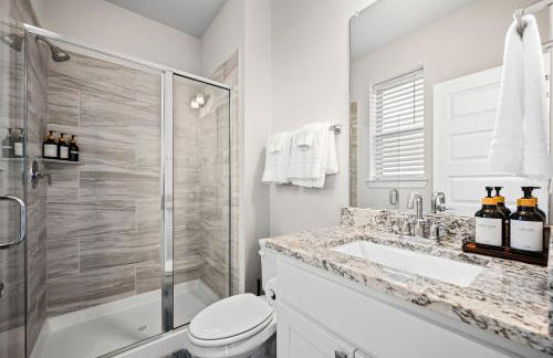 Stylish 4BR Lake House - Foto 25