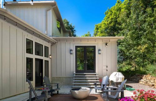 25-Bed, Amenity-Rich Estate in a Private Forest - Foto 61