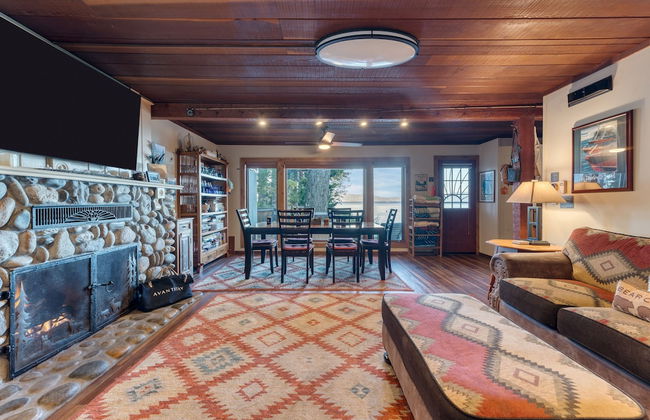 Lakefront Haven by Avantstay Minutes to Ski Resorts Private Dock Boat - Photo 6