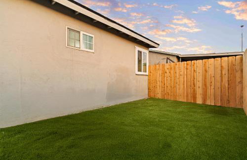 Entire Private Home with 4 Bedrooms 2 Bathrooms, King Bed, 80 TV, Gated Yard, Ranch Style, Available Now - Photo 18