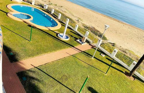 Apartamento en primera línea de playa con piscina y garaje gratuito - Foto 14