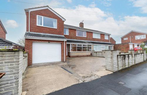 Stunning Bishop Auckland House with 5-bedrooms & 8 Beds Sleeps 12 with Free Parking by PureStay - Foto 68