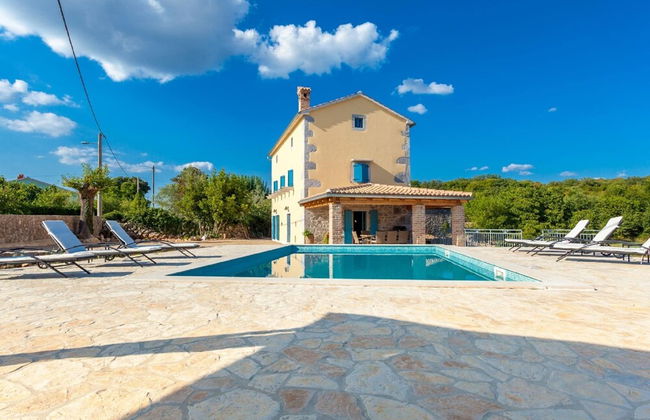 Gorgeous Villa With Private Swimming Pool and Covered Terrace - Photo 21
