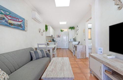 Cozy 2BR Retreat With Big Terrace, Peaceful Stay Minutes Away From the Beach - Foto 10