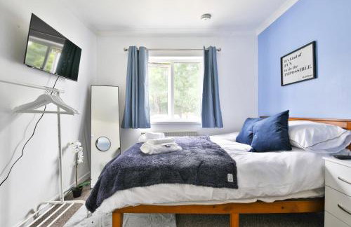 4 Modern Contractor Stay Bed with TV in Every Room and Parking in Swansea - Foto 8